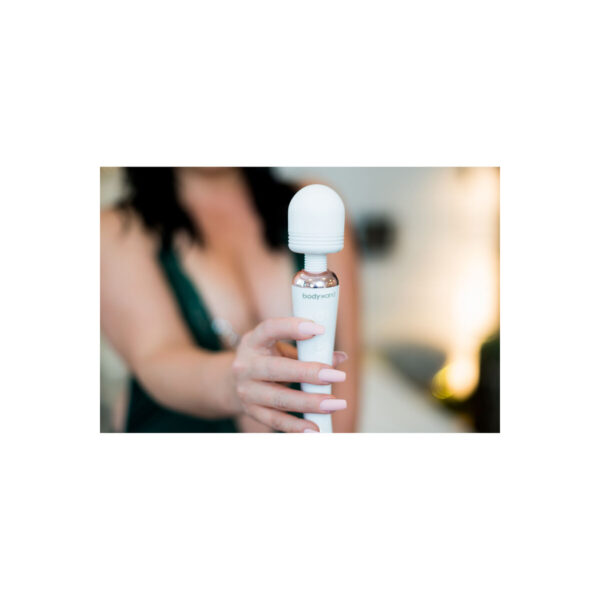bezprzewodowy masażer PalmPower Curve Bodywand Bodywand Curve Biały - obrazek 7