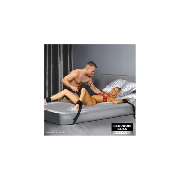 penis z uprzążą XR Czarny Łóżko - obrazek 3